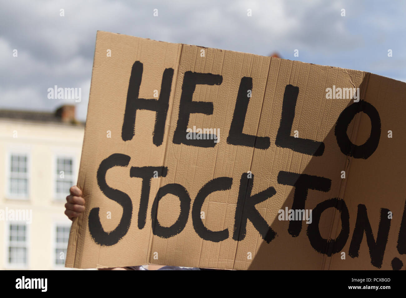 Stockton-on-Tees, Großbritannien. Samstag, 4. August 2018. Diese 'Hallo Stockton" Plakat beginnt eine Performance von '(In) sichtbar Tanzen" von Luca Silvestrini von Protein am 31 Stockton Internationale Riverside Festival. Credit: Andrew Nicholson/Alamy leben Nachrichten Stockfoto