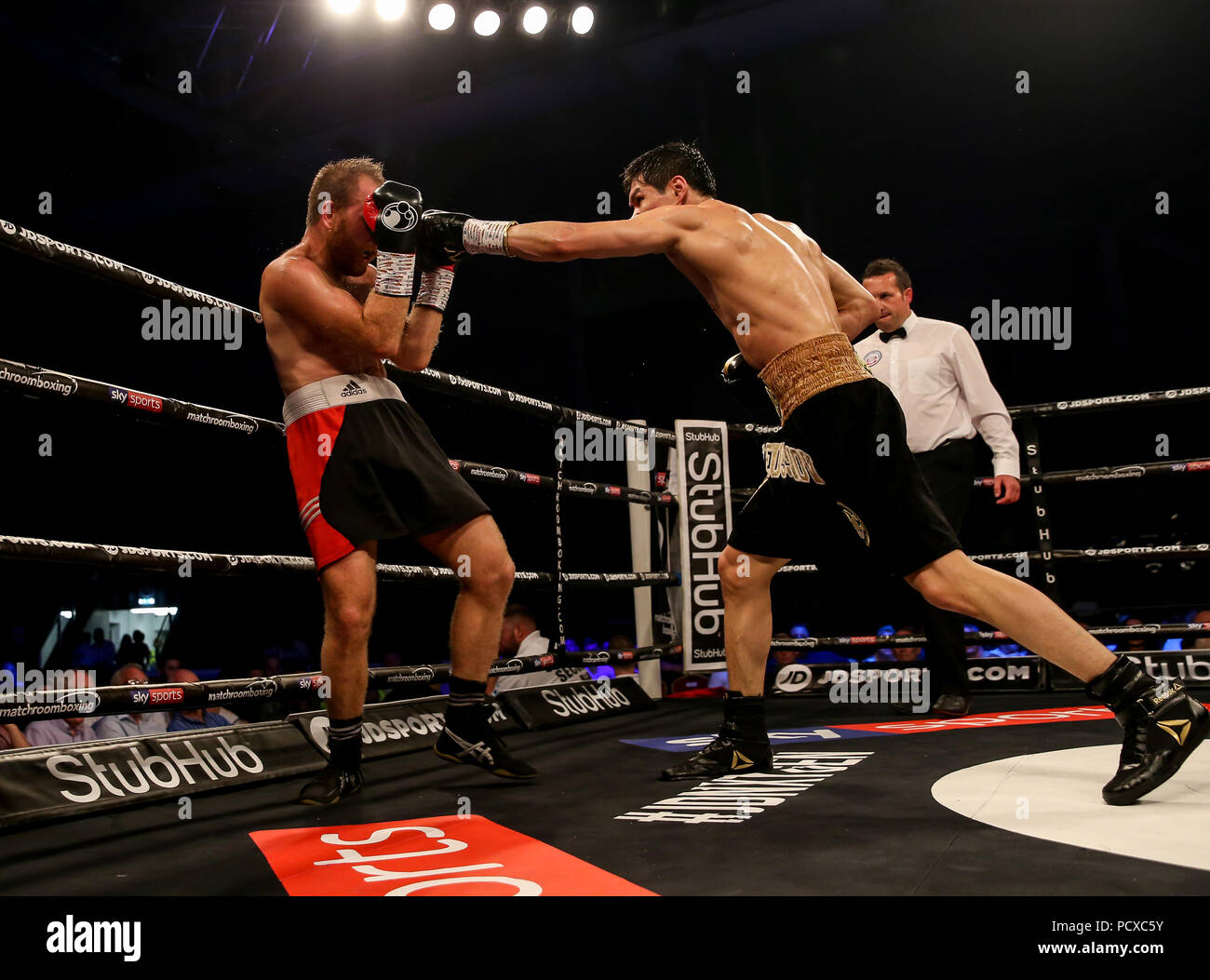 Cardiff, Großbritannien. 4. August 2018. DANIYAR YELEUSSINOV (Kasachstan) Schwarzes Gold Shorts v GABOR GORBICS (Ungarn) Welterweight Wettbewerb bei 10 st. 9 lbs YELEUSSINOV durch die Entscheidung Kredit gewonnen: Huw Fairclough/Alamy leben Nachrichten Stockfoto