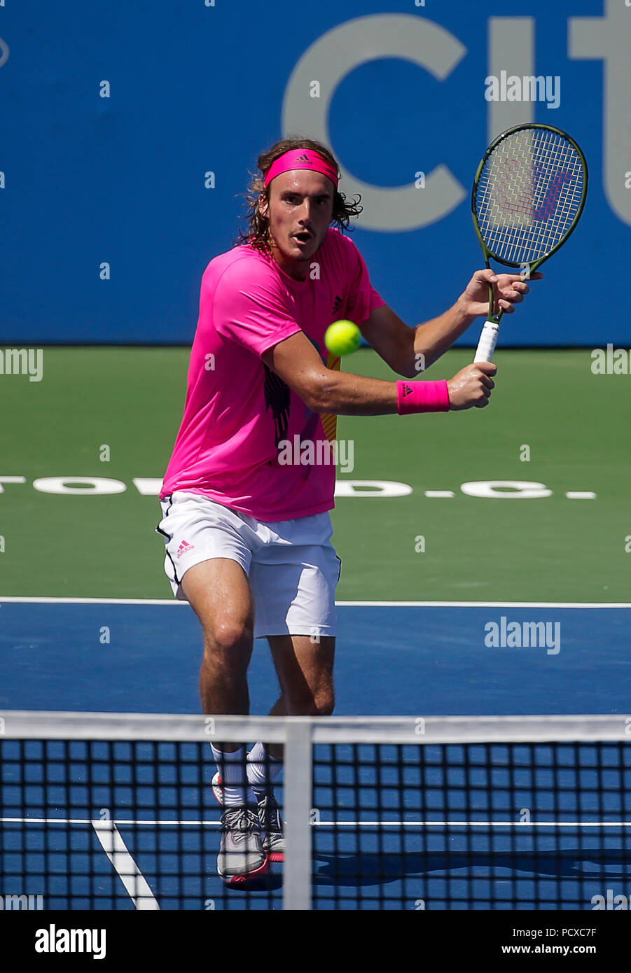 Washington DC, USA. 4. August 2018. Stefanos Tsitsipas kommt zu dem Netz einen Schuß während ein Citi Open Tennis Spiel in Rock Creek Park in Washington DC zu spielen. Justin Cooper/CSM Stockfoto