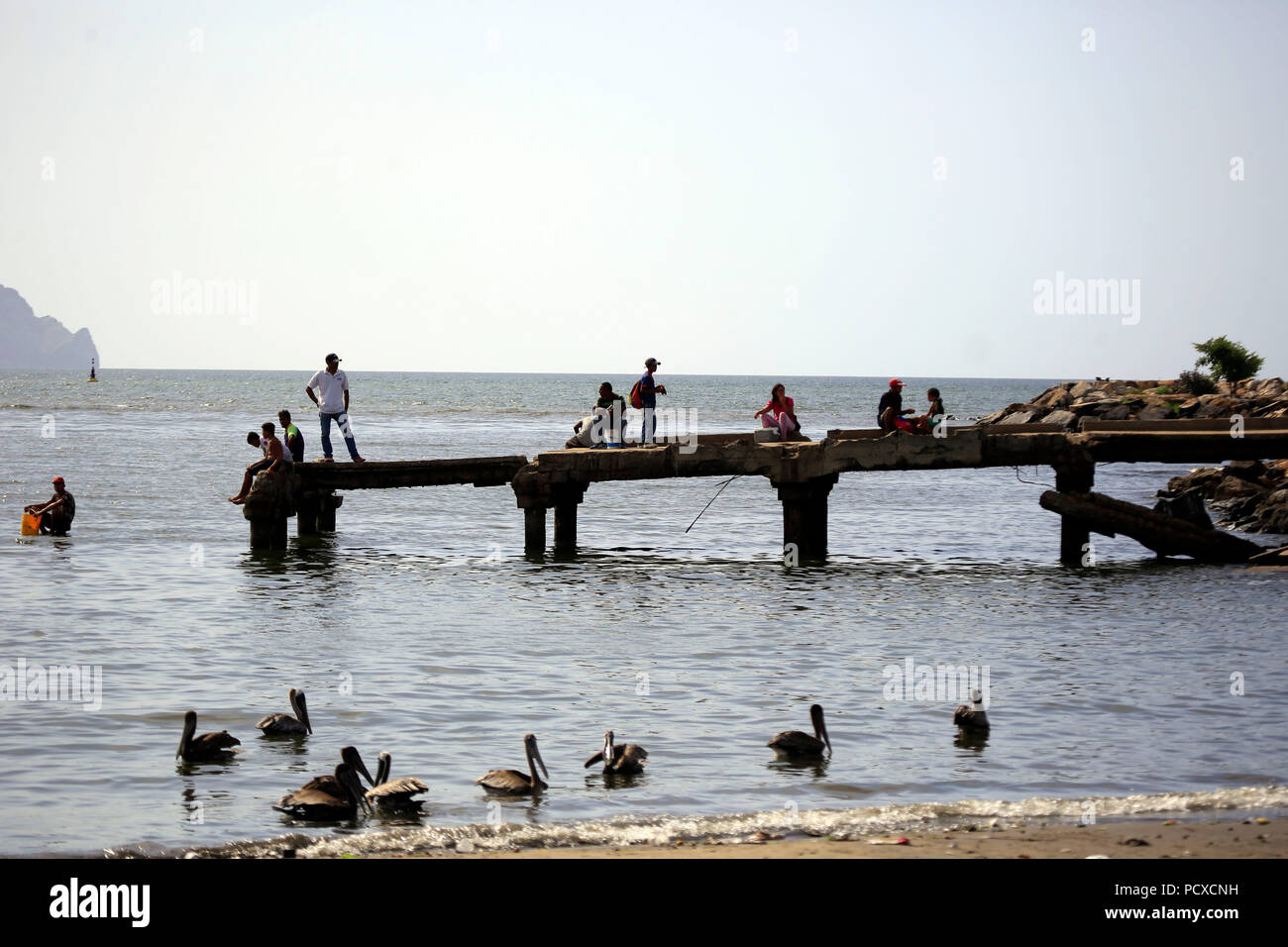 Puerto La Cruz, Carabobo, Venezuela. 3 Aug, 2018. August 03, 2018. Fischer und Verkäufer das tägliche Leben am Strand und rund um die beliebte Freuden des Meeres, im Los Cocos Sektor der Stadt Puerto la Cruz, anzoategui Zustand befindet. Venezuela. Foto: Juan Carlos Hernandez Credit: Juan Carlos Hernandez/ZUMA Draht/Alamy leben Nachrichten Stockfoto