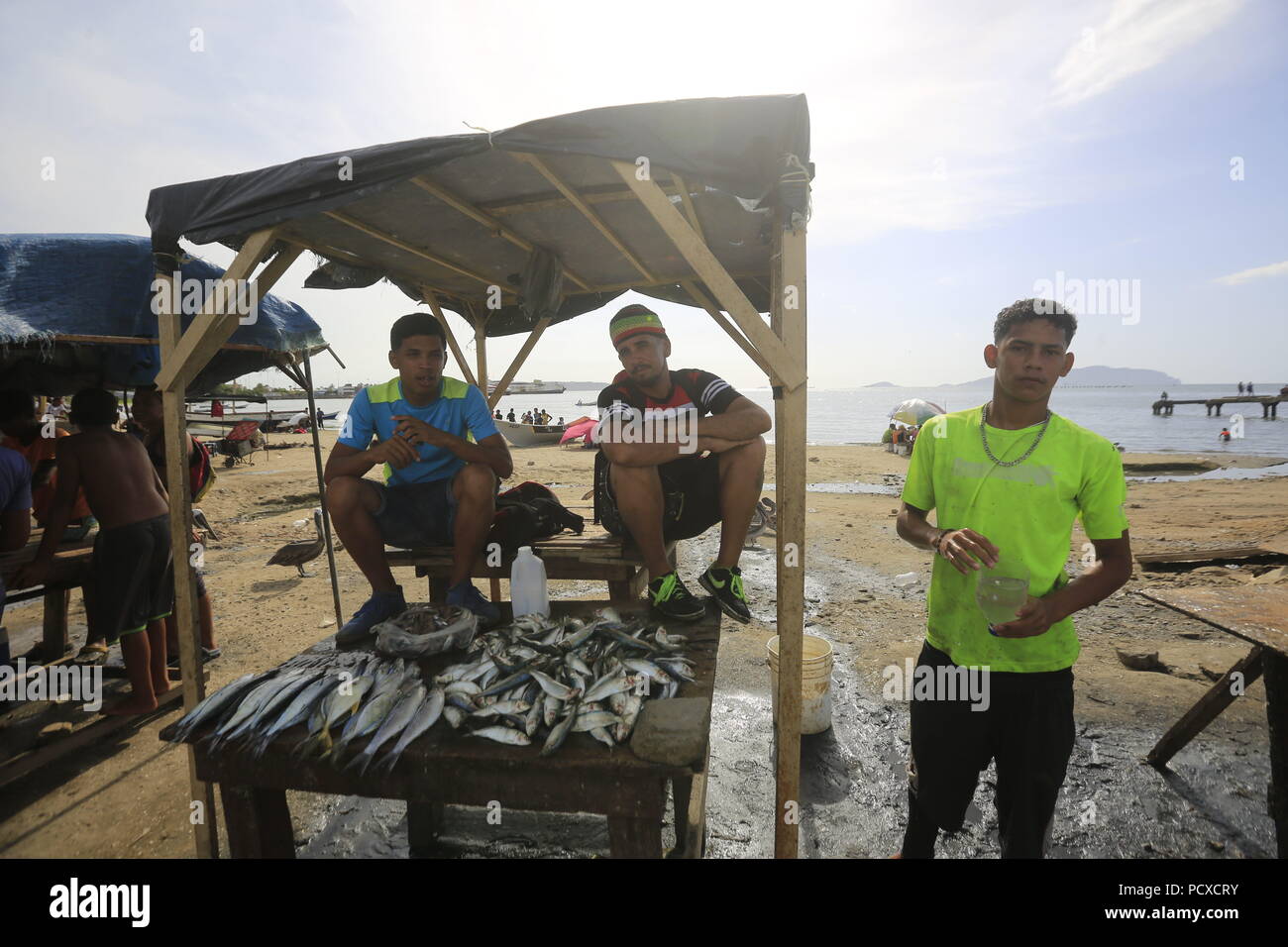 Puerto La Cruz, Carabobo, Venezuela. 3 Aug, 2018. August 03, 2018. Fischer und Verkäufer das tägliche Leben am Strand und rund um die beliebte Freuden des Meeres, im Los Cocos Sektor der Stadt Puerto la Cruz, anzoategui Zustand befindet. Venezuela. Foto: Juan Carlos Hernandez Credit: Juan Carlos Hernandez/ZUMA Draht/Alamy leben Nachrichten Stockfoto