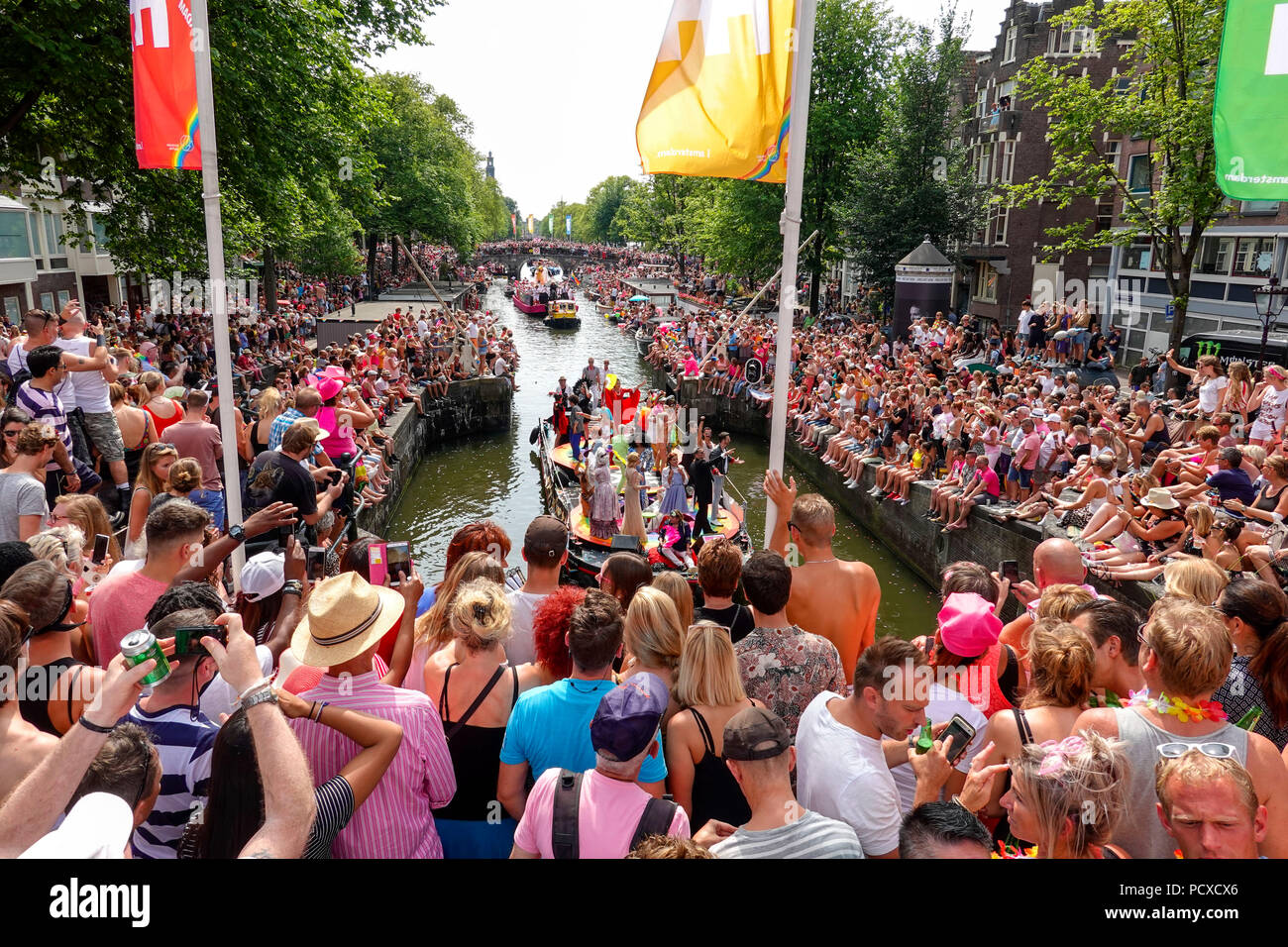 Amsterdam, Niederlande. August 4, 2018, Hunderttausende Besucher säumten die Kanäle für die jährlichen Canal Pride. Credit: Wiskerke/Alamy leben Nachrichten Stockfoto