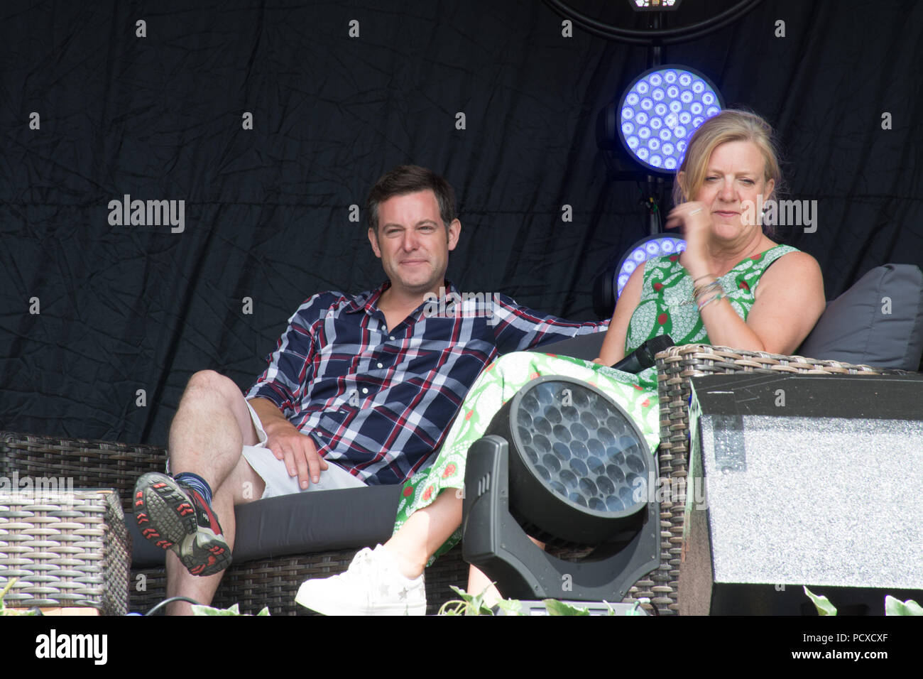 Blenheim Palace, die Leute gingen an einem heißen, sonnigen Tag zur Countryfile Live Show. Es gab Gelegenheiten, Countryfile-Moderatoren zu sehen und zu treffen, darunter Matt Baker und Charlotte Smith. Stockfoto