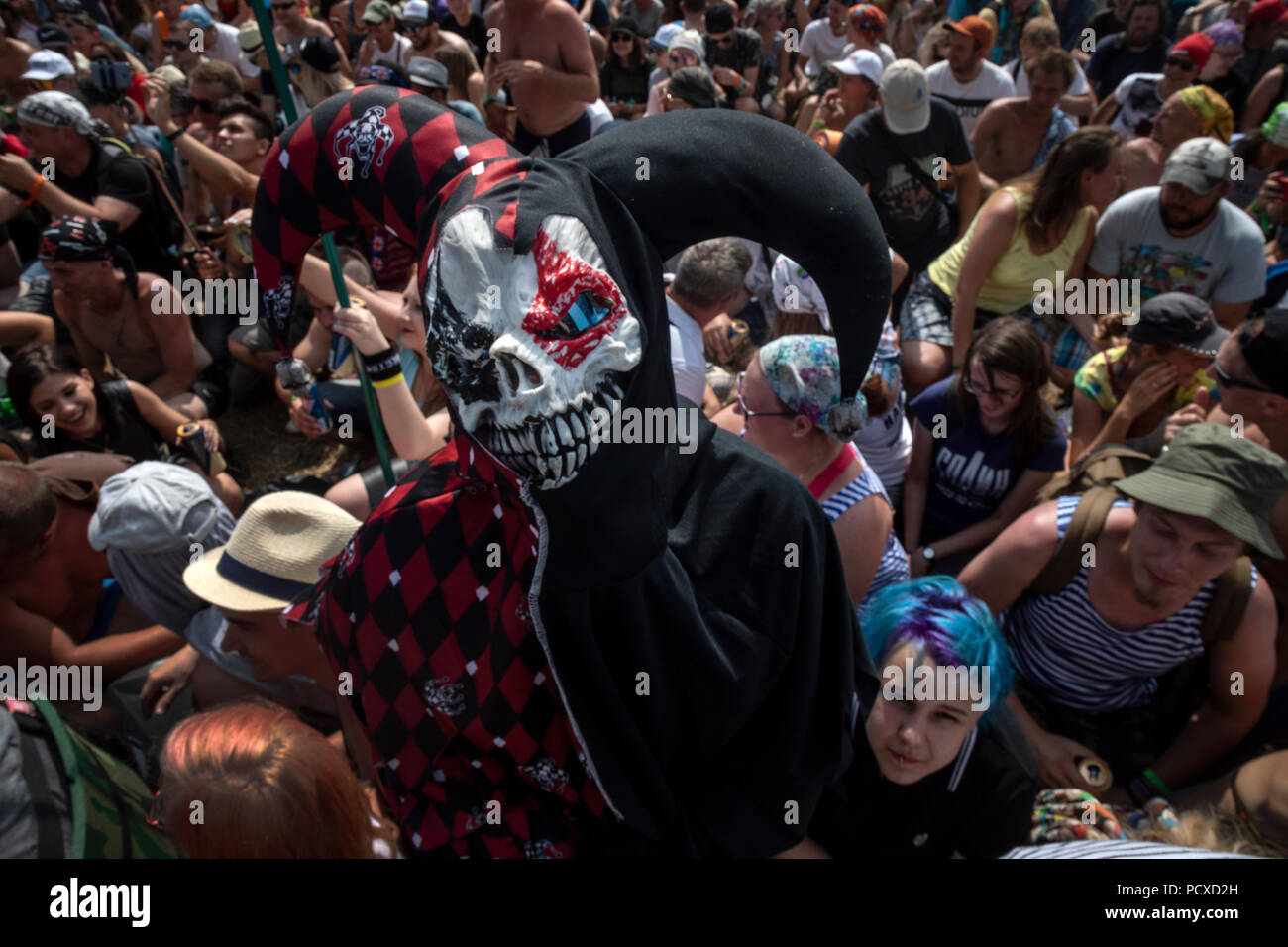 Moskau, Russland. 4., August 2018. Russische Musik Fans reagieren während eines Open-Air-Rockkonzert auf dem Festival "Nashestvie' (Invasion) in dem Dorf Nizhneye Zavidovo, rund 150 km von Moskau, Twer Region, Russland Credit: Nikolay Winokurow/Alamy leben Nachrichten Stockfoto