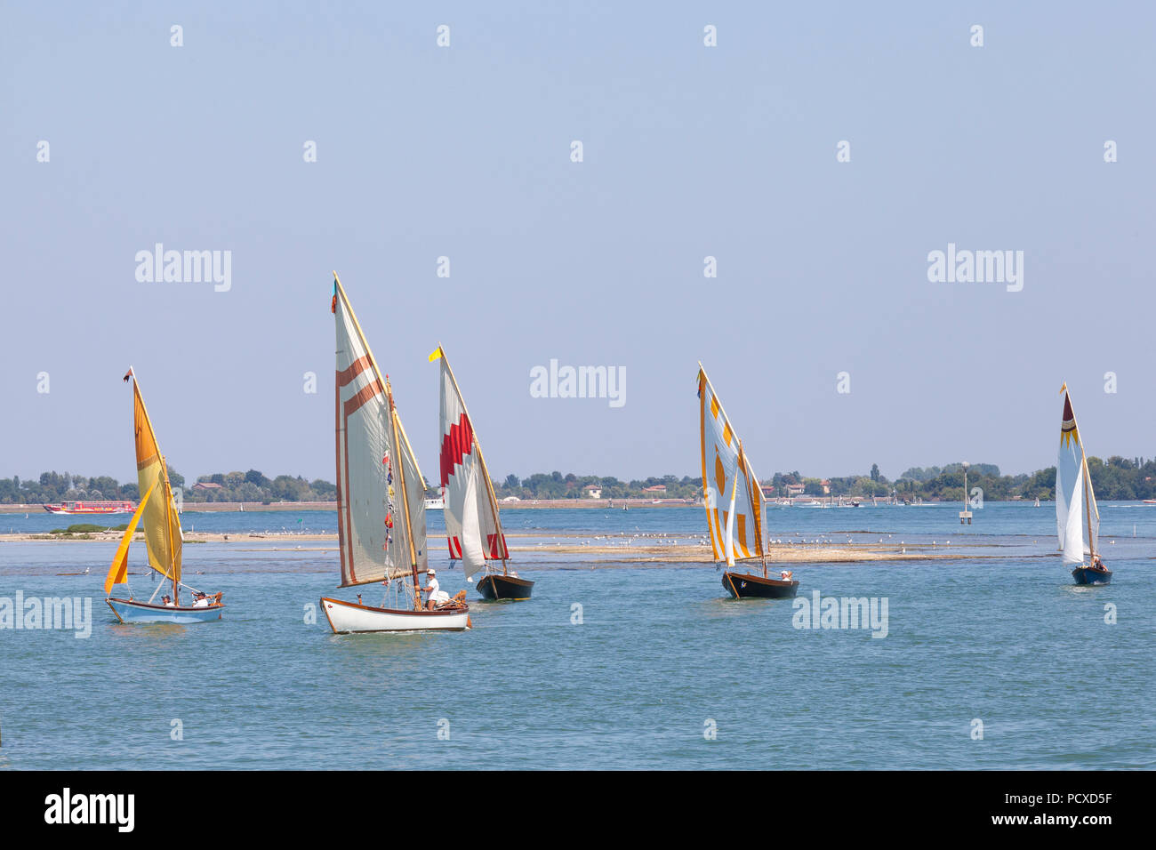 Venedig, Venetien, Italien. 4. August 2018. Traditionelle venezianische Lagune Boote mit ihren bunten Segel konkurrieren im 30. Jahrestag Regatta von AVT, der Verein Vela Al Castelletto Molina, Associazione Vela Al Castelletto Molina. Kredit Mary Clarke/Alamy leben Nachrichten Stockfoto