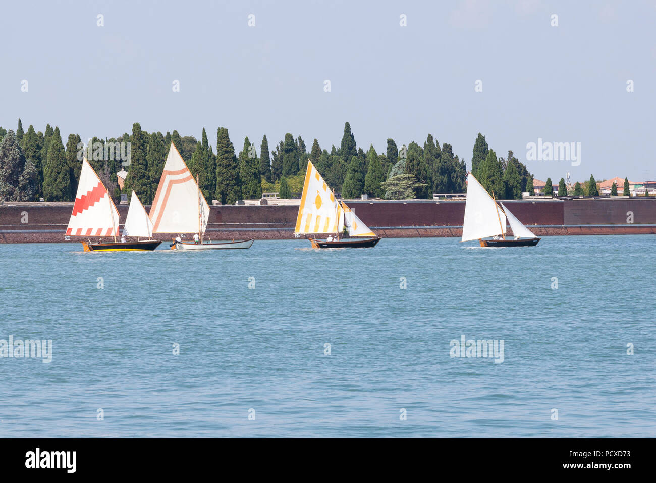 Venedig, Venetien, Italien. 4. August 2018. Traditionelle venezianische Lagune Boote mit ihren bunten Segel konkurrieren im 30. Jahrestag Regatta von AVT, der Verein Vela Al Castelletto Molina, Associazione Vela Al Castelletto Molina. Kredit Mary Clarke/Alamy leben Nachrichten Stockfoto