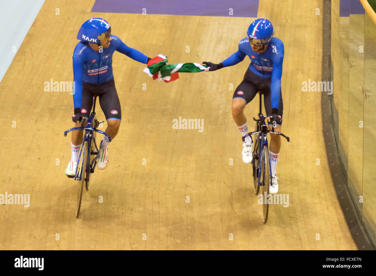 Glasgow, Schottland, Großbritannien. 3. August 2018. Die italienischen Konkurrenten feiern nach dem Sieg der Männer Team pursuit Gold Finale, während Tag 2 des Glasgow Europameisterschaften 2018 im Sir Chris Hoy Velodrome. Iain McGuinness/Alamy leben Nachrichten Stockfoto