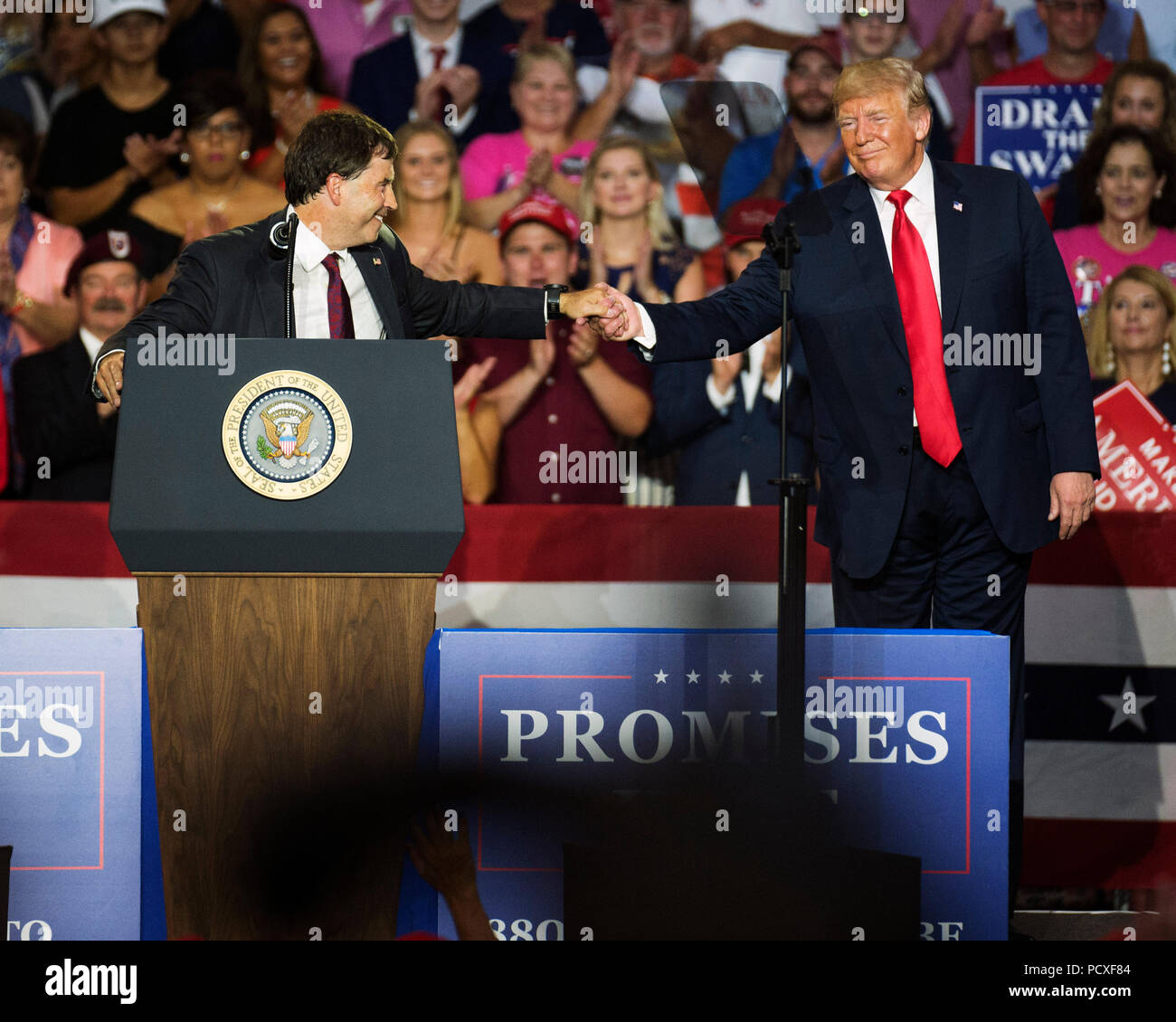 Ohio, USA. 4. August 2018. Republikanische Sente Kandidat Troy Balderson schüttelt Hände mit Präsident Donald Trump am machen Amerika wieder einmal Super Rally in Powell, Ohio USA. Brent Clark/Alamy leben Nachrichten Stockfoto