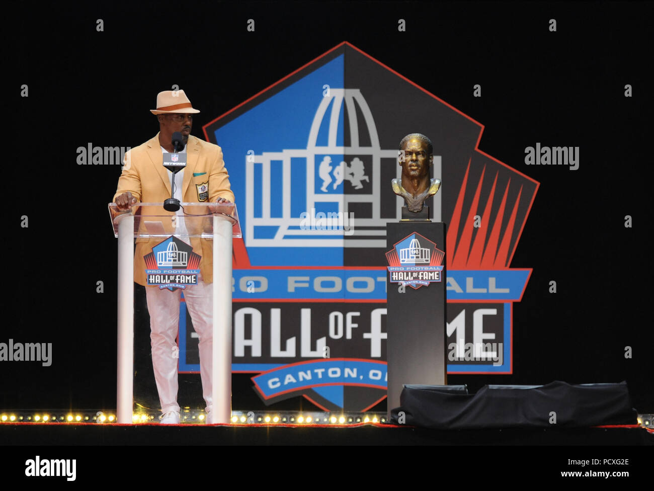 Ohio, USA. 4. August 2018. Klasse von 2018 Pro Football Hall of Famer Brian Dawkins während der Verankerung Zeremonie an Tom Benson Hall of Fame Stadion in Canton, Ohio. Jason Pohuski/CSM Credit: Cal Sport Media/Alamy leben Nachrichten Stockfoto