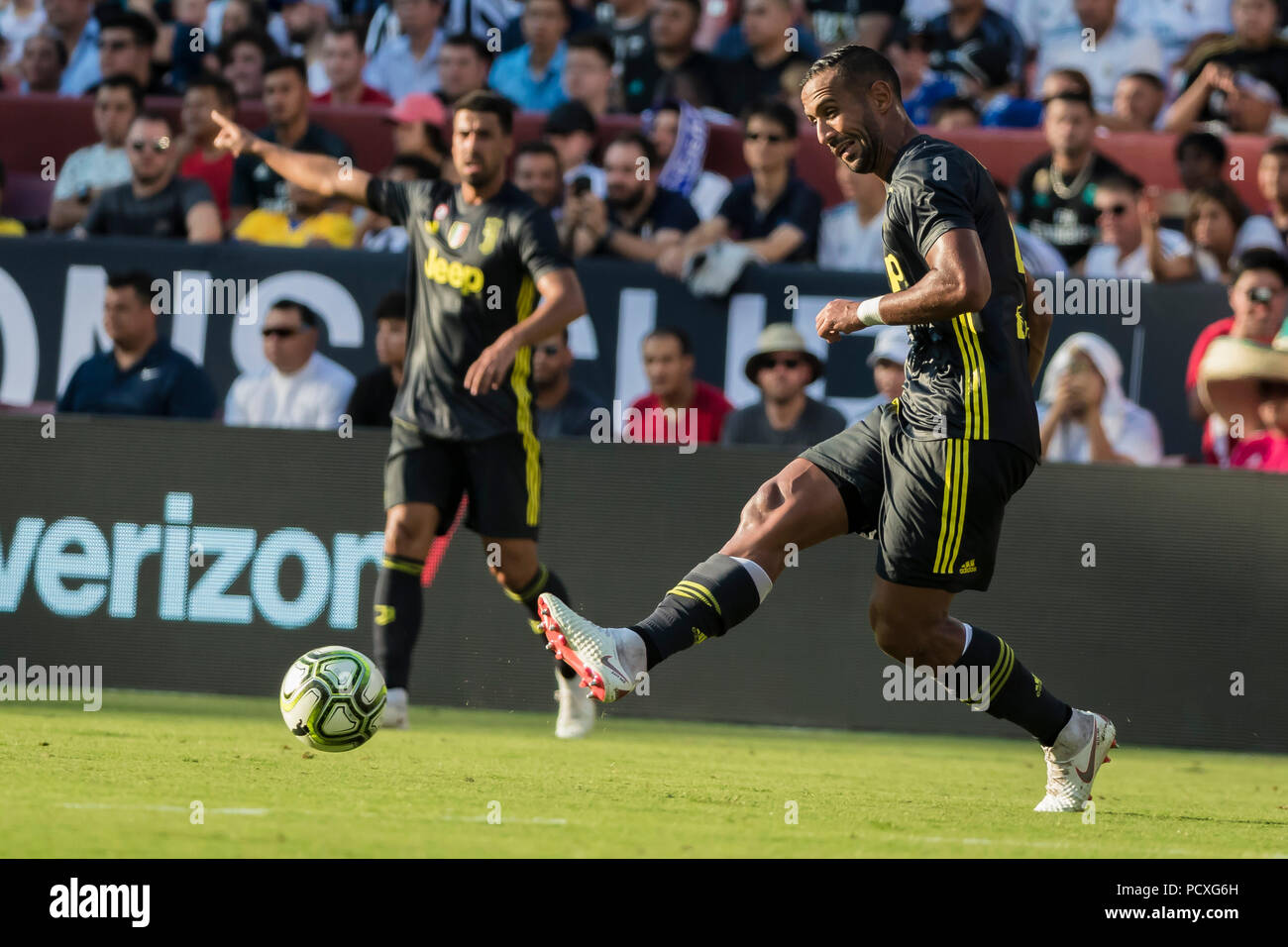 Maryland, USA. 4. August 2018. Juventus Verteidiger Mehdi Benatia (4) passt den Ball während eines Internationalen Champions Cup Match zwischen Real Madrid Juventus an FedExField in Landover, Maryland vs. Scott Taetsch/CSM Credit: Cal Sport Media/Alamy leben Nachrichten Stockfoto