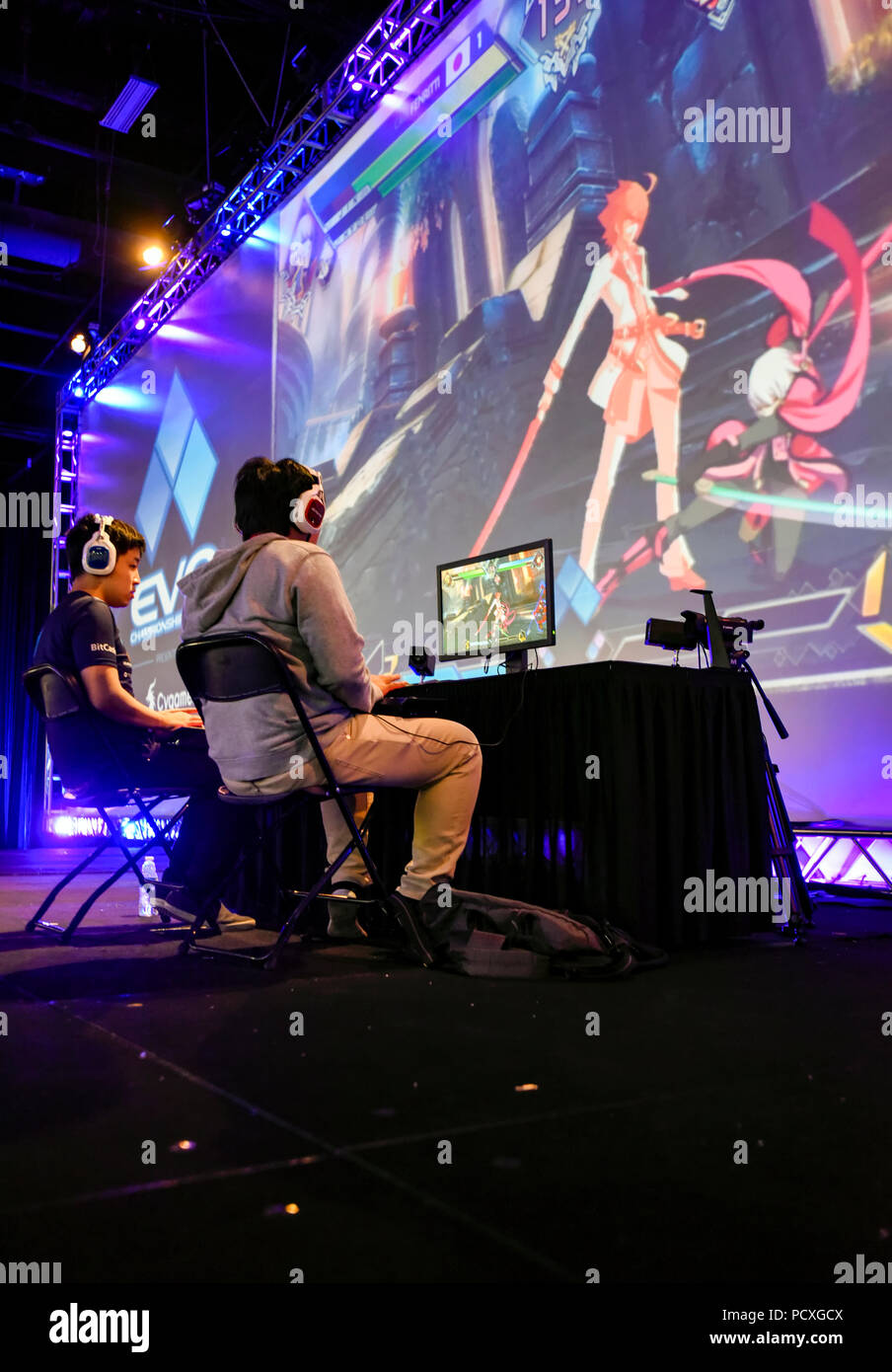 Las Vegas, Nevada. August 4, 2018. Konkurrenten Kampf in der "BlazBlue" Kreuz Tag Battle Finale die 2018 Evolution Championship Series, EVO, präsentiert von Cygames, gesponsert von shoryuken und im Mandalay Bay Convention Center in Las Vegas, Nevada statt. Credit: Ken Howard Bilder/Alamy leben Nachrichten Stockfoto