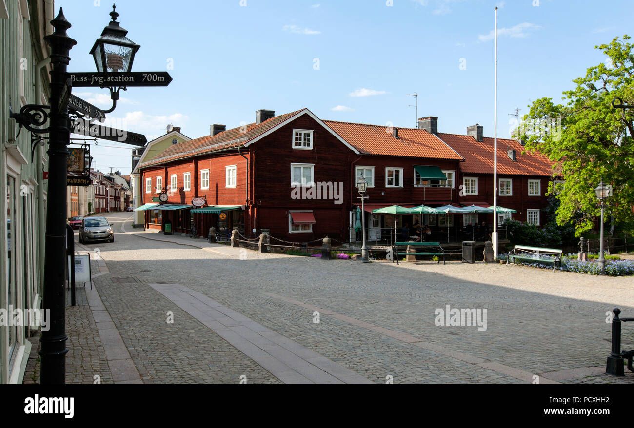 EKSJÖ, Schweden am 16. Mai 2018. Street View aus dem alten Holz- Stadt. Zeichen und Cafés entlang der Straße. Redaktionelle Verwendung. Stockfoto