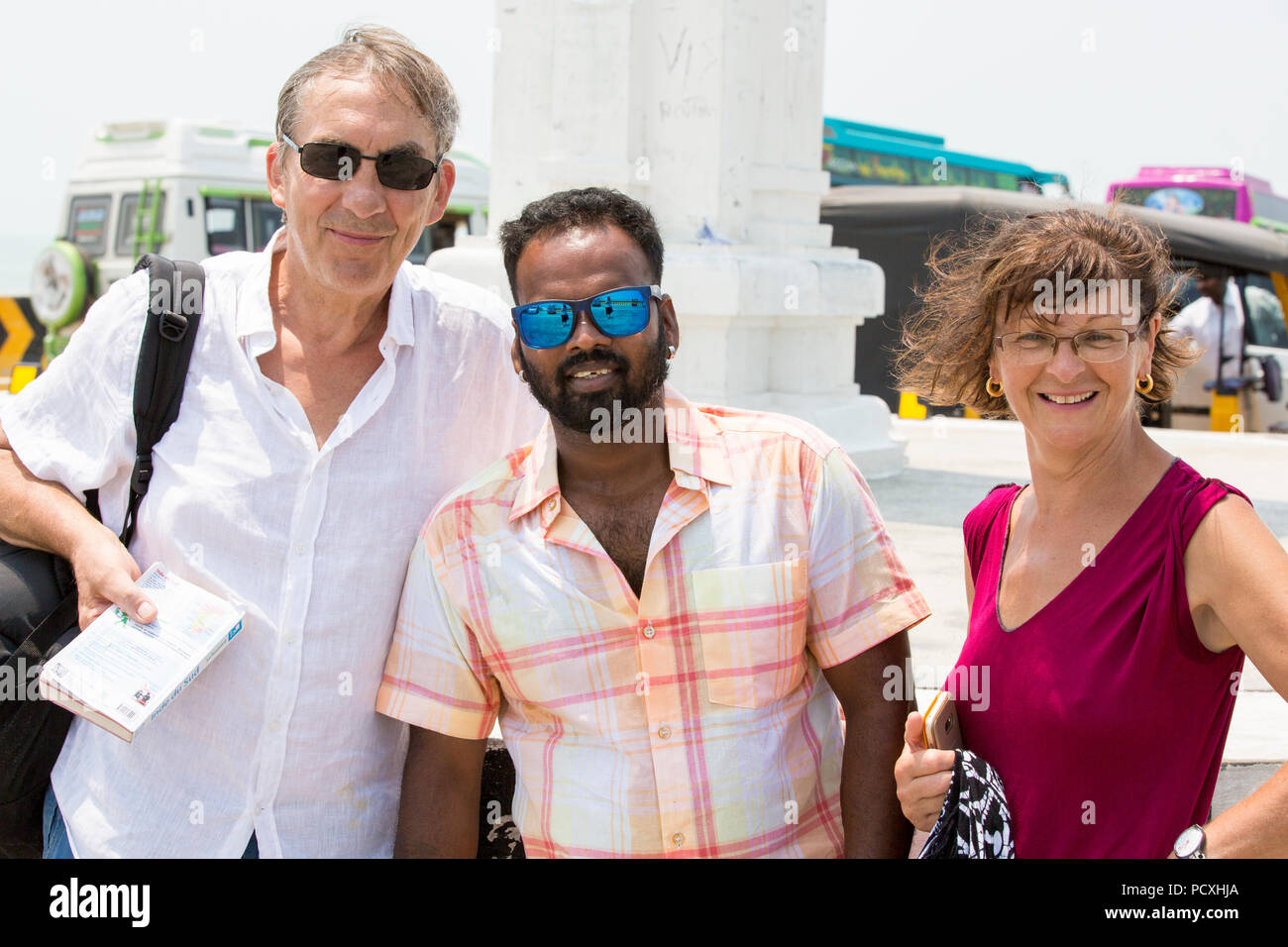PONDICHERY, PUDUCHERRY, Tamil Nadu, Indien - MÄRZ CIRCA, 2018. Portrait von Multiethnischen Mann und Senior kaukasischen Paar gehend im Freien - Glückliche multir Stockfoto