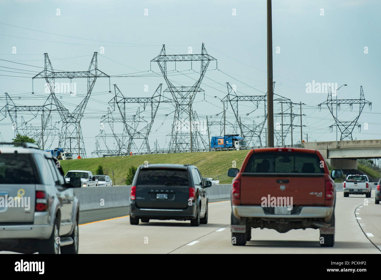 Toronto, Ontario, Kanada. Hydro Strommasten/Getriebe Türme entlang der Autobahn 407 ETR westwärts, westlich von Toronto, im Sommer. Stockfoto