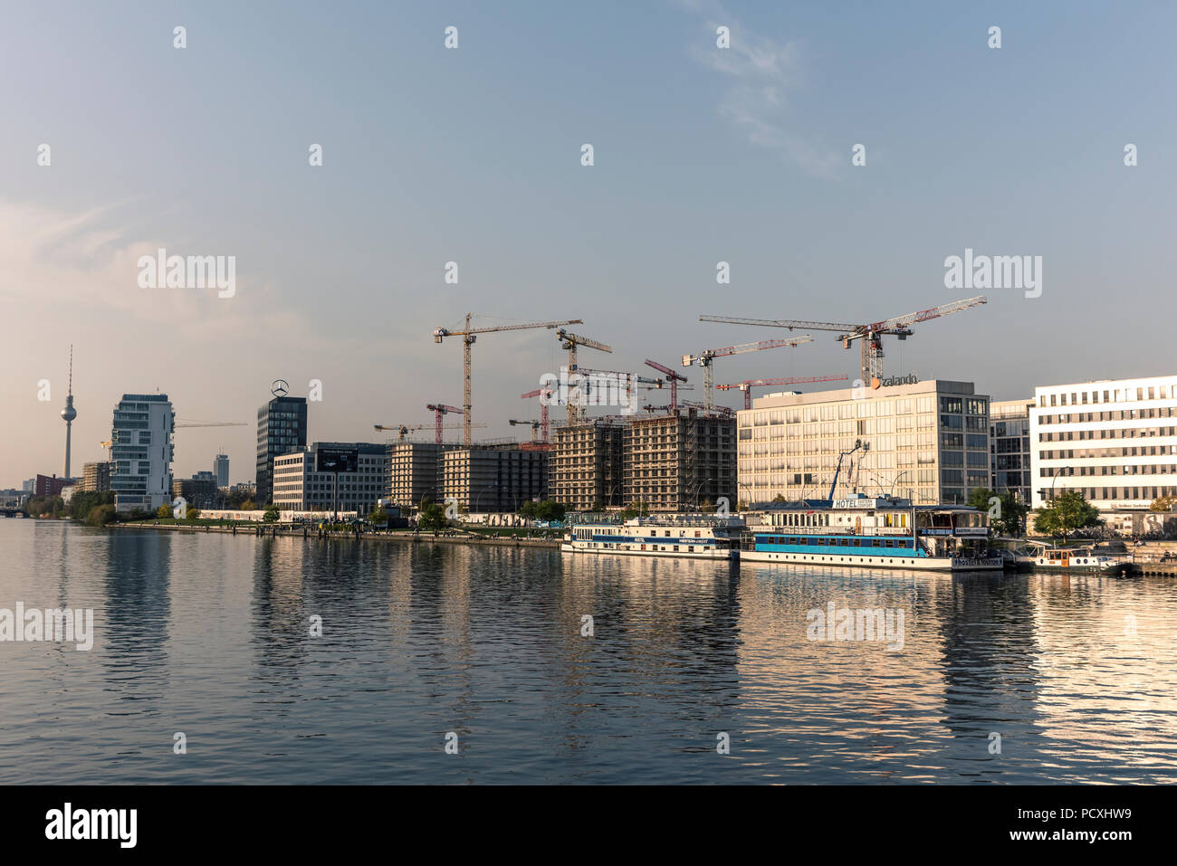 BERLIN, DEUTSCHLAND, 10. Oktober 2017: Die Spree Bank an der East Side Gallery mit den neuen umstrittenen Gebäude wächst und expandiert. Stockfoto