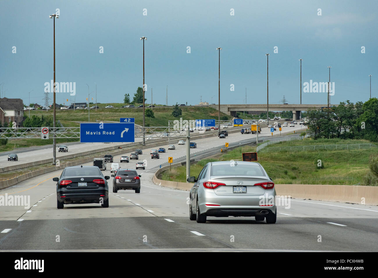 Ontario, Kanada. Highway 407 ETR an Mavis Road interchange im Nordwesten Mississauga. Stockfoto