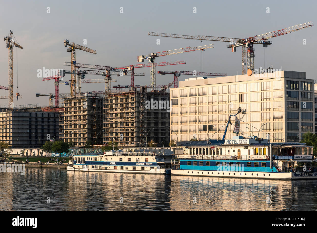 BERLIN, DEUTSCHLAND, 10. Oktober 2017: Die Spree Bank an der East Side ...