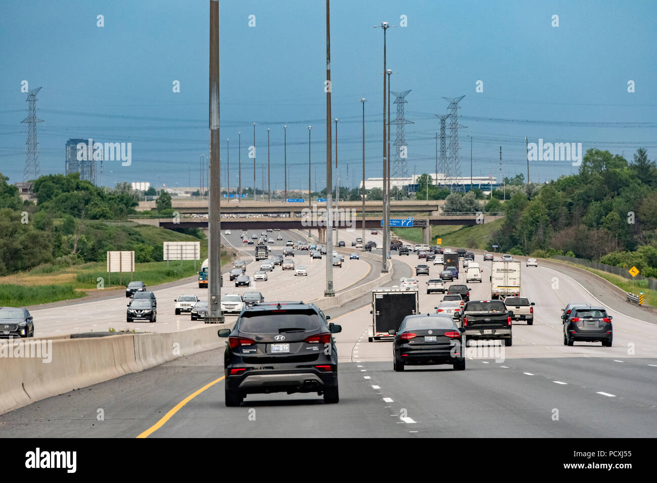 Ontario, Kanada. Der Verkehr auf der Autobahn 407 ETR Richtung Osten entlang der Kante von Toronto. Stockfoto