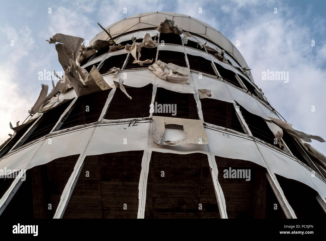 BERLIN, DEUTSCHLAND, 29. AUGUST 2009: Blick auf den Turm an der ehemaligen NSA Hörstation Detail auf dem Teufelsberg. Stockfoto