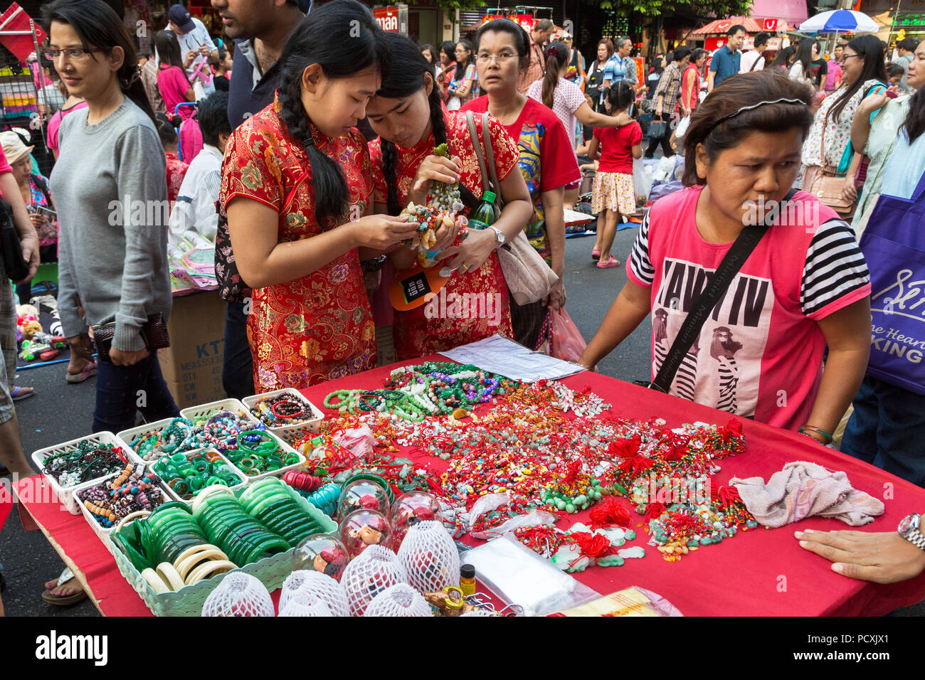 Street Market in Chinatown an Neujahr, Yaowarat, Bangkok, Thailand Stockfoto