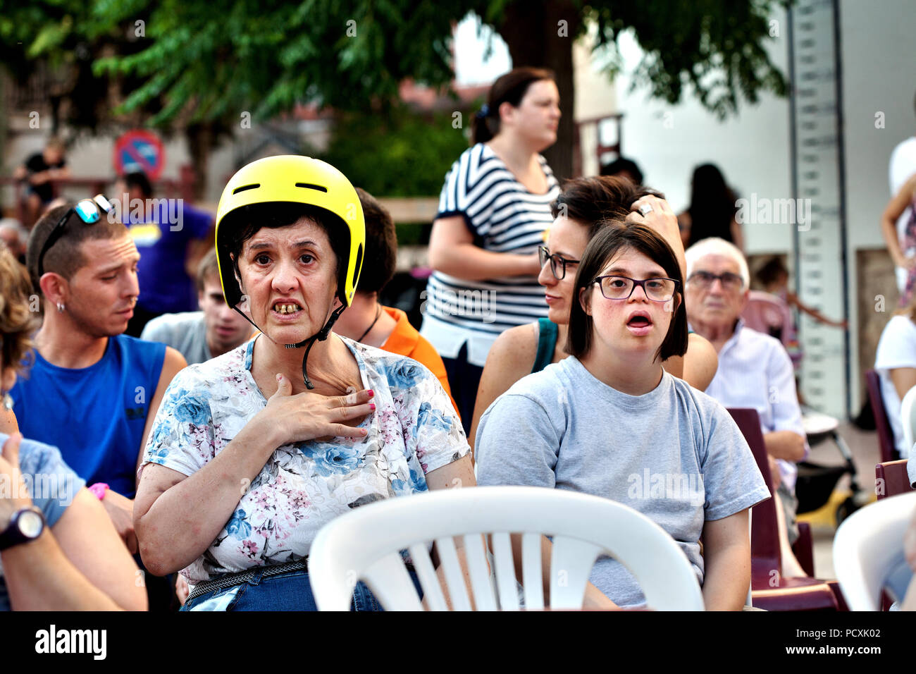 Eine Frau mit Lernschwierigkeiten und einer Frau mit Down-syndrom saß in Hauptplatz im Sommer Feste, Cherta, Tarragona. Stockfoto