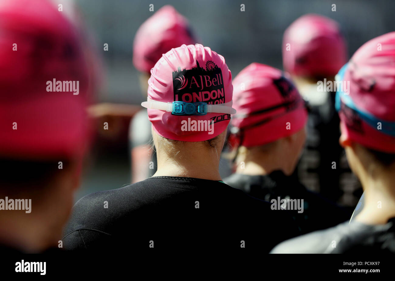 Athleten, die an den AJ Bell London Triathlon am Royal Victoria Docks in East London. Stockfoto