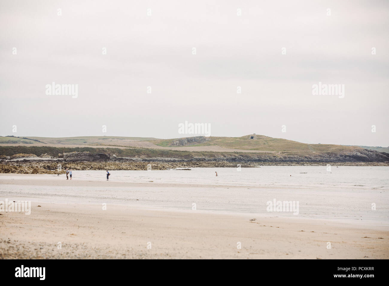 Breiten Strand (Traeth Llydan) mit der Grabhügel in der Ferne, Anglesey, North Wales, UK Stockfoto
