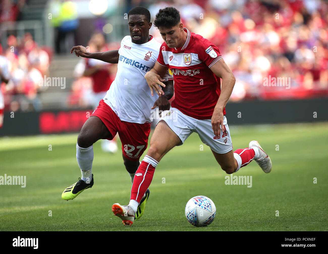 Nottingham Forest Tendayi Darikwa (links) und Bristol City Callum O'Dowda (rechts) beim Kampf um den Ball in den Himmel Wette Championship match bei Ashton Gate, Bristol. Stockfoto