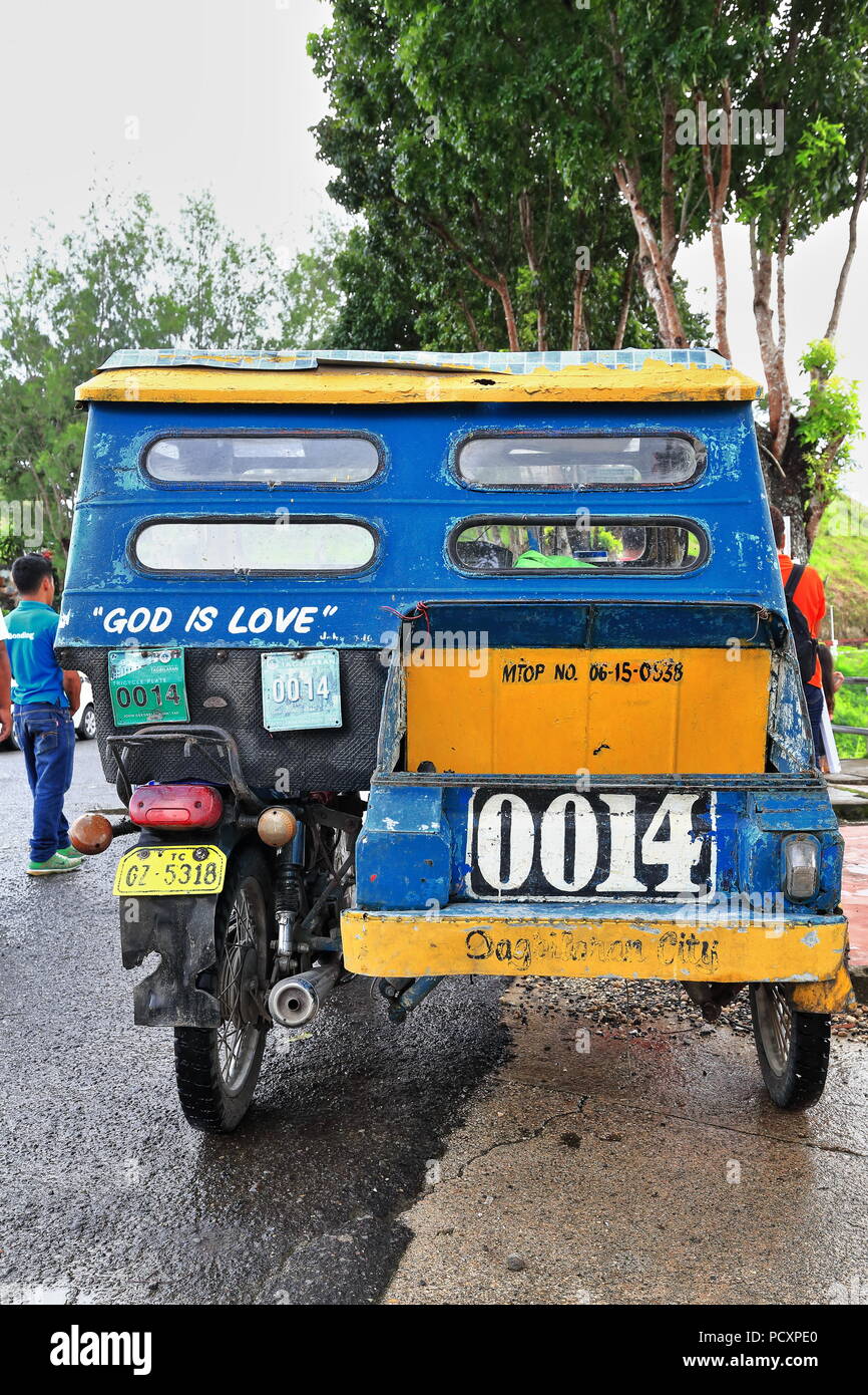 Carmen, Philippines-October 17, 2016: Kolorist dreirädrige Kraftfahrzeuge sind eine gemeinsame öffentliche Verkehrsmittel wie dieses hier an der Schokolade stationiert Stockfoto