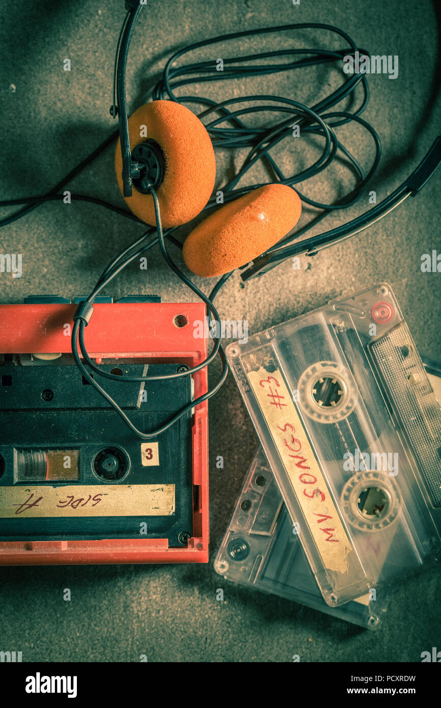 Audio Kassette mit Kopfhörern und Walkman auf grau Tabelle Stockfoto