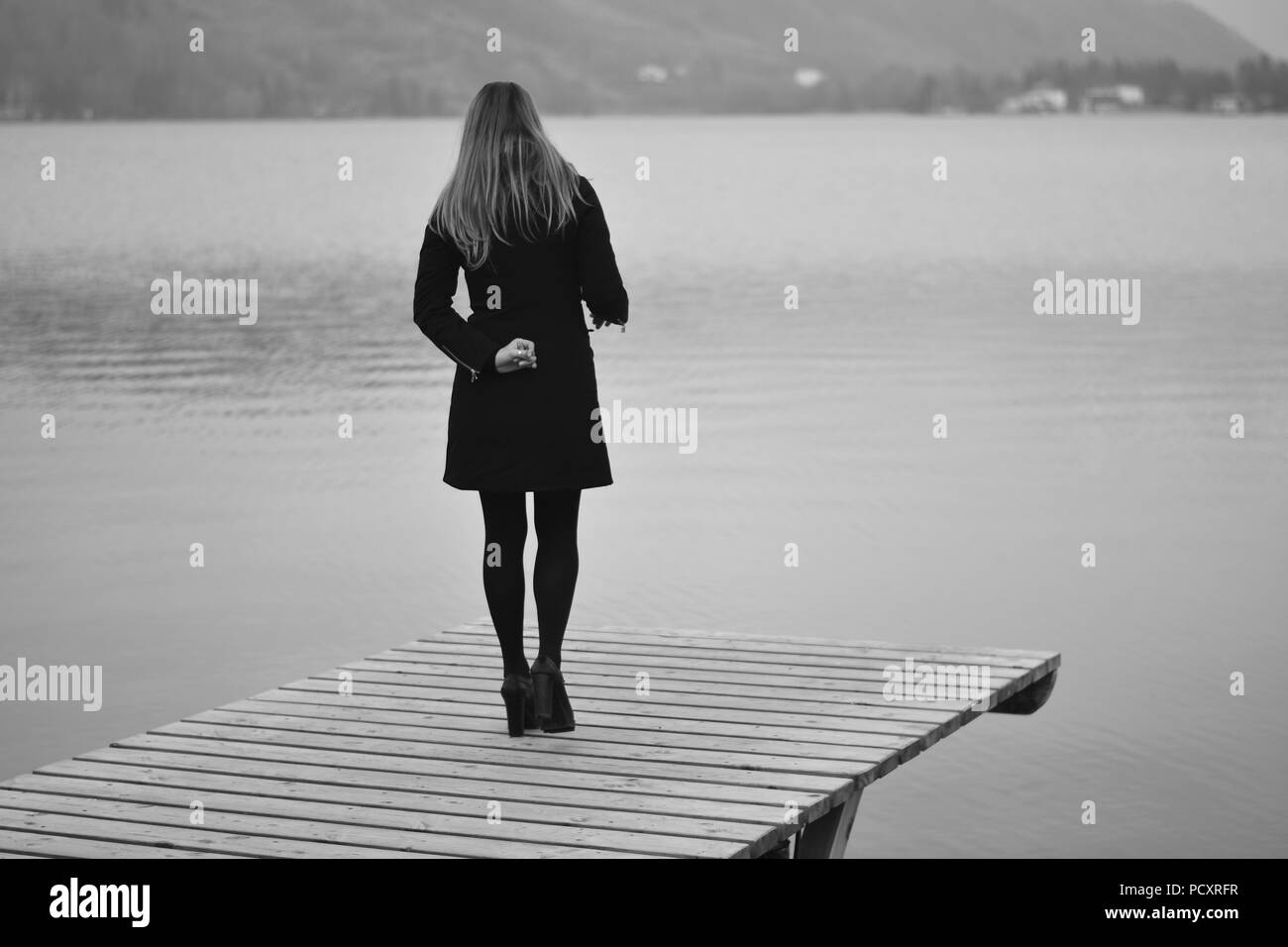 Die Frau sieht den See Stockfoto