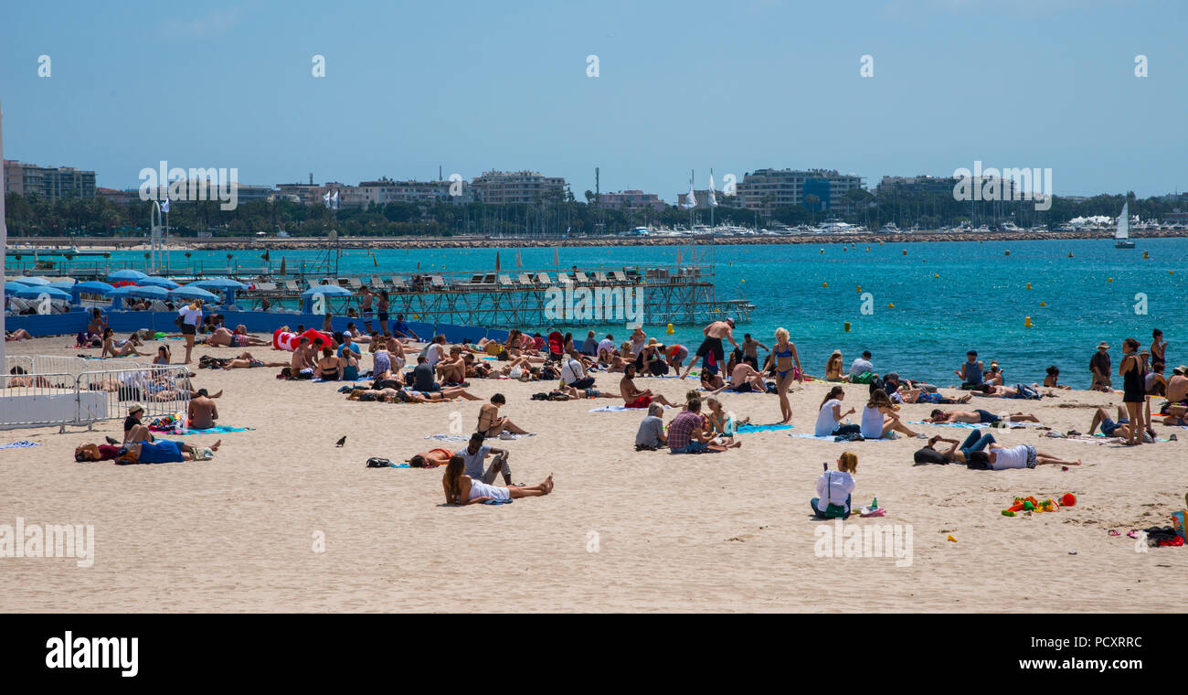 Strand von Cannes Frankreich ein Ferienort an der Französischen Riviera, ist für das internationale Filmfestival bekannt. Der Boulevard de la Croisette entlang geschwungenen Stockfoto