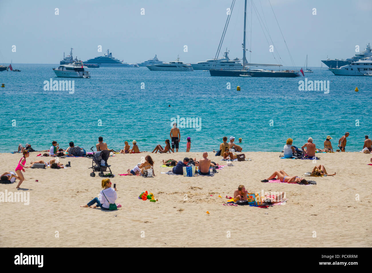 Strand von Cannes Frankreich ein Ferienort an der Französischen Riviera, ist für das internationale Filmfestival bekannt. Der Boulevard de la Croisette entlang geschwungenen Stockfoto