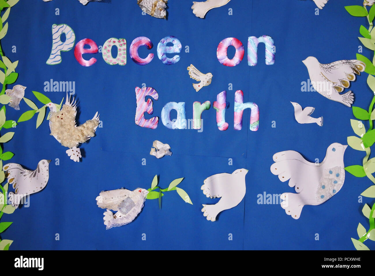 Frieden auf Erden, aus Papier Ausschnitte gemacht - Johannes Gollop Stockfoto