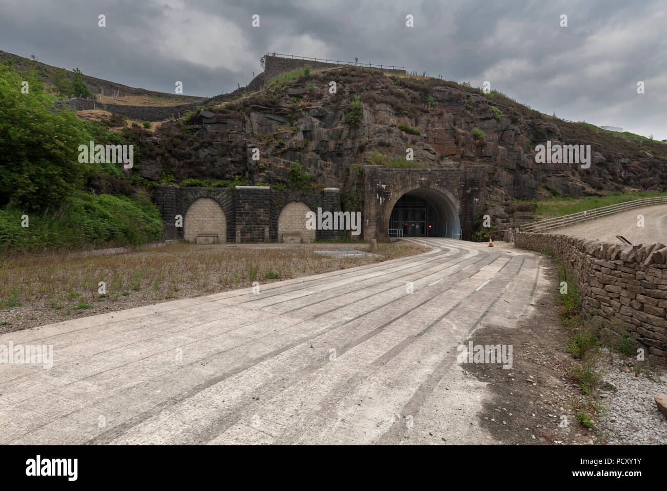 Woodhead Tunnel, West Portal Original Tunnel (L) Neu (1954) Tunnel (R), National Grid power Kabel trägt Stockfoto