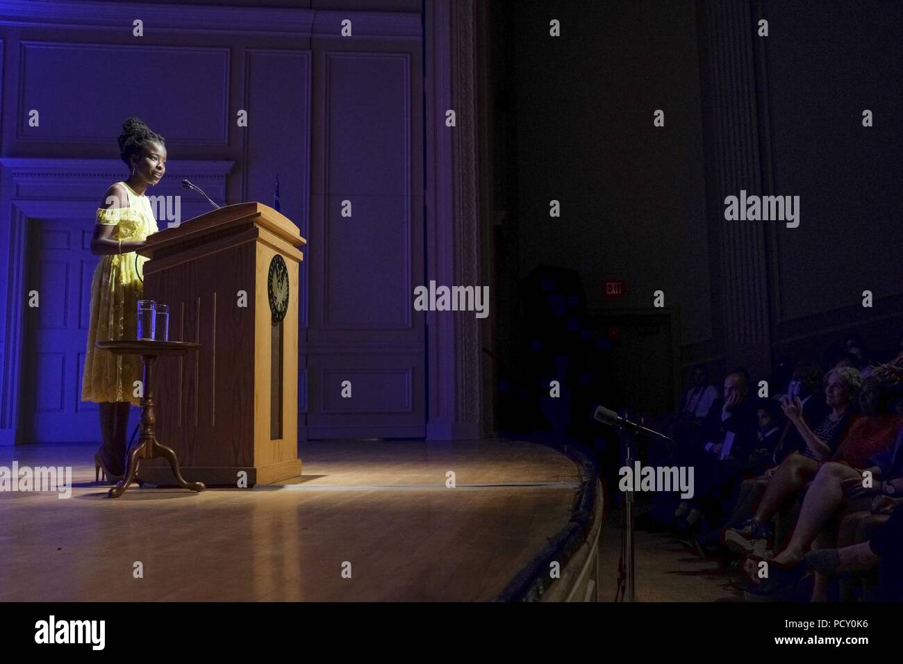 Amanda Gorman stehend auf der Bühne Stockfoto