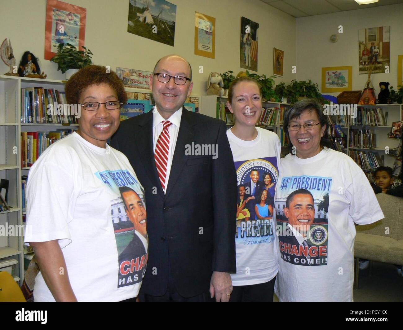 Botschafter Jacobson mit Prinz Charles Schule Lehrer in ihren Obama t-shirts Stockfoto