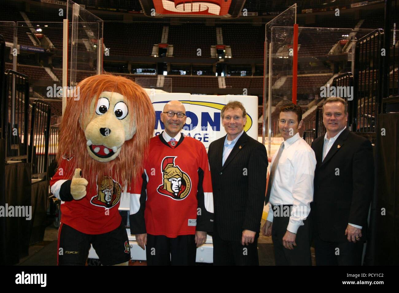 Botschafter Jacobson mit den Ottawa Senators Team Stockfoto