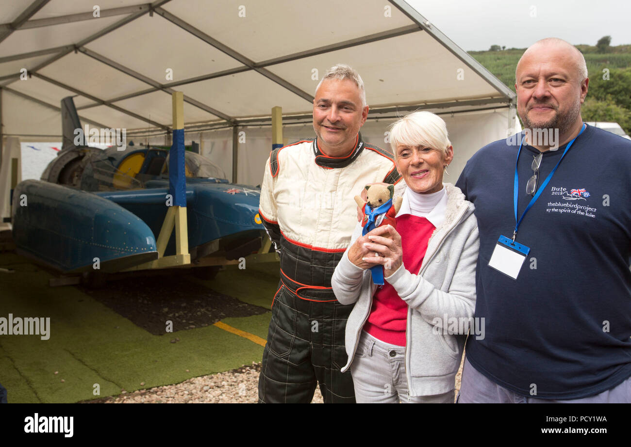 Ted Walsh (links), Gina Campbell und Bill Smith, die mit den wiederhergestellten Bluebird K7, bevor es zum Wasser führt, zum ersten Mal in mehr als 50 Jahren von der Isle of Bute an der Westküste von Schottland. Stockfoto