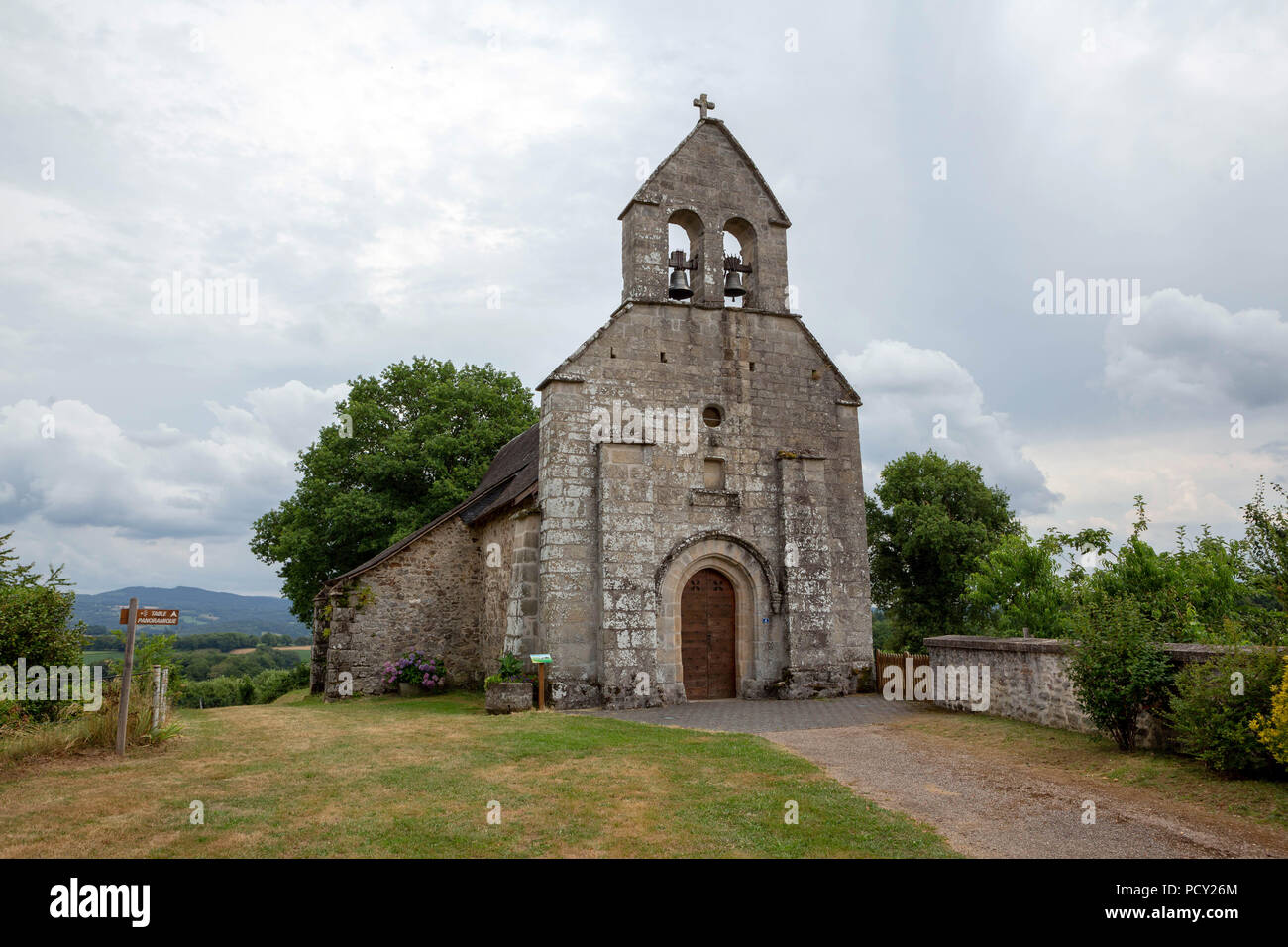 Frankreich, RILHAC - TREIGNAC - Juli 20, 2018 : Äußeres der mittelalterlichen Kirche. Stockfoto