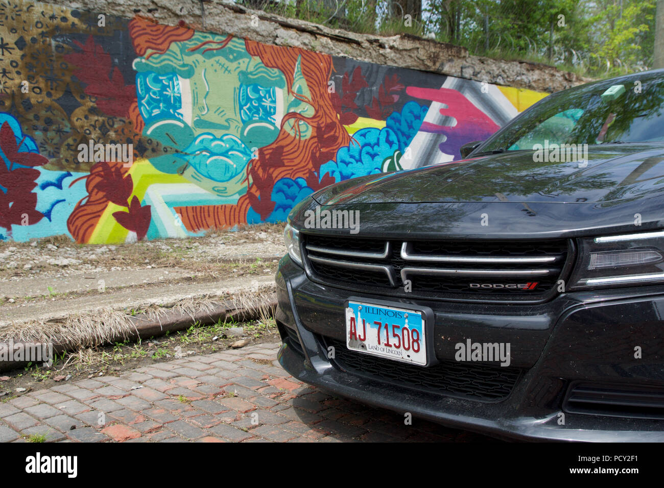 DETROIT, Michigan, Vereinigte Staaten - 22. MAI 2018: Die schwarzen Dodge Charger vor einer Wand mit Graffiti in Downtown Detroit Stockfoto