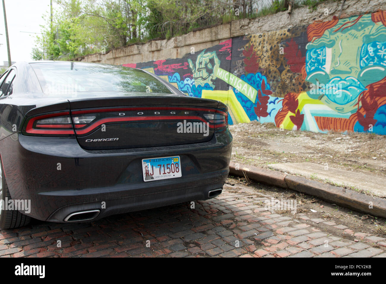 DETROIT, Michigan, Vereinigte Staaten - 22. MAI 2018: Die schwarzen Dodge Charger vor einer Wand mit Graffiti in Downtown Detroit Stockfoto