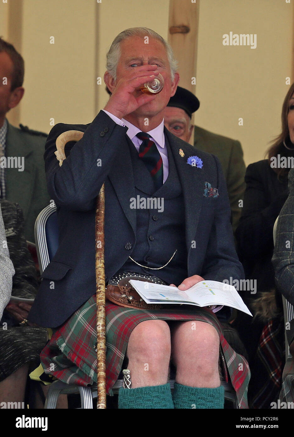 Der Prinz von Wales, bekannt als der Herzog von Rothesay in Schottland, hat einen Drum, als er an den Mey Highland & Cultural Games im John O'Groats Showground in Caithness teilnimmt. Stockfoto