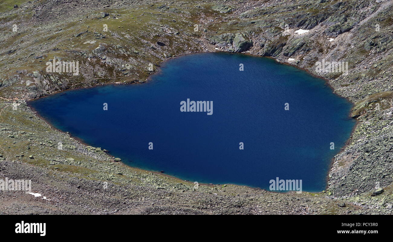 Das türkisfarbene Wasser der herzförmigen Gaislacher See auf dem Gipfel des Mount Gaislachkogel in Sölden, Ötztal in Tirol, Österreich. Stockfoto