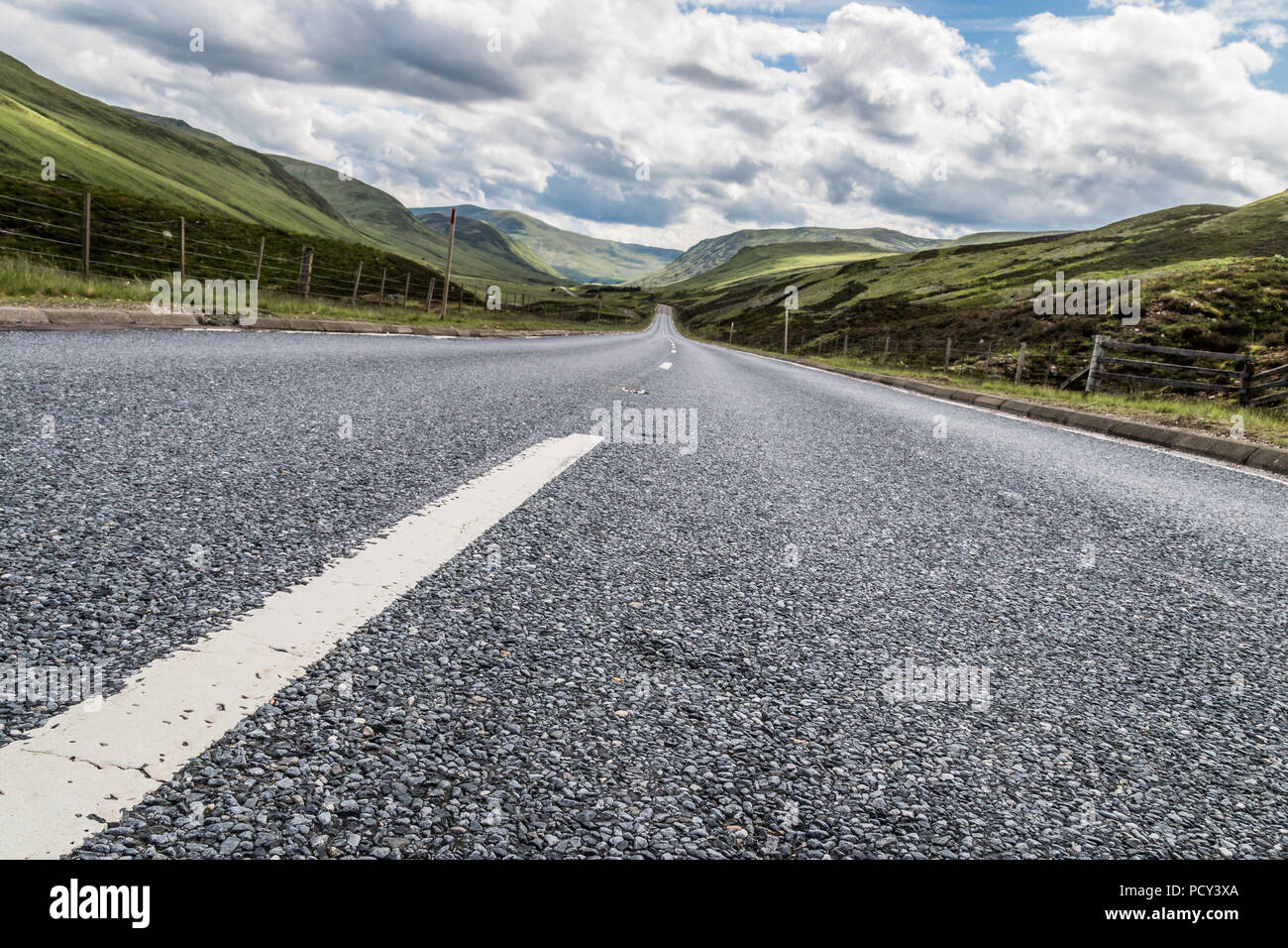 An Sommertagen mit blauem Himmel und flauschig weißen Wolken geht es in den glen in Schottland. Stockfoto