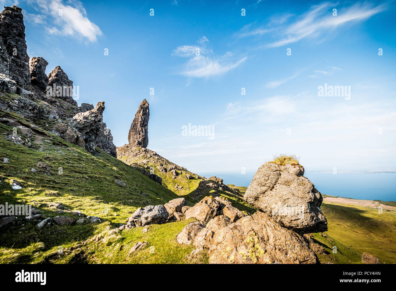 Zu Fuß rund um den dramatischen Landschaft des Alten Mannes von Storr in Skye an einem heißen Sommertag. Niemand herum, und Frieden und Ruhe. Stockfoto