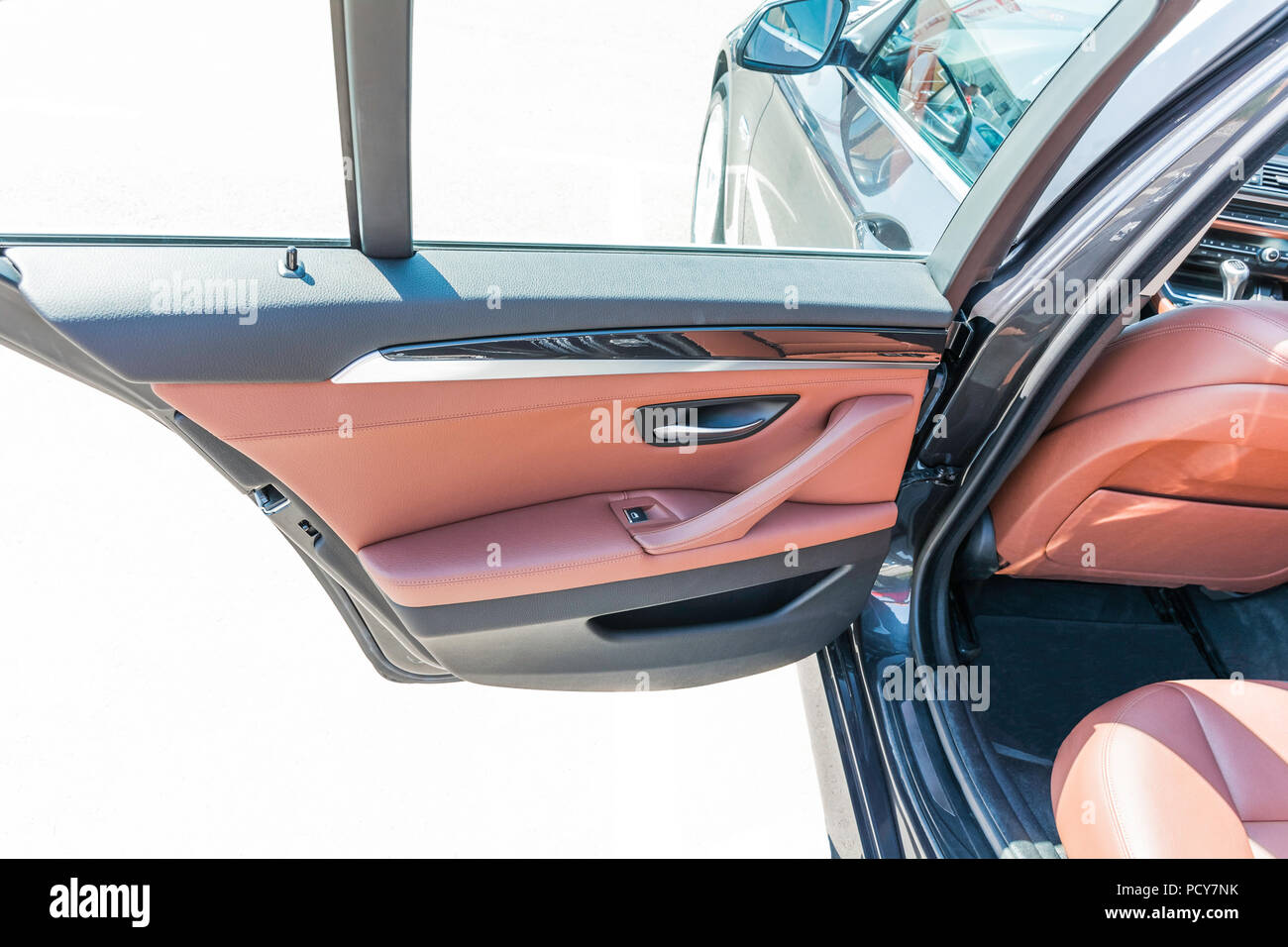 Back Door Panel von Luxus Auto mit Leder zurück Beifahrersitz. Stockfoto