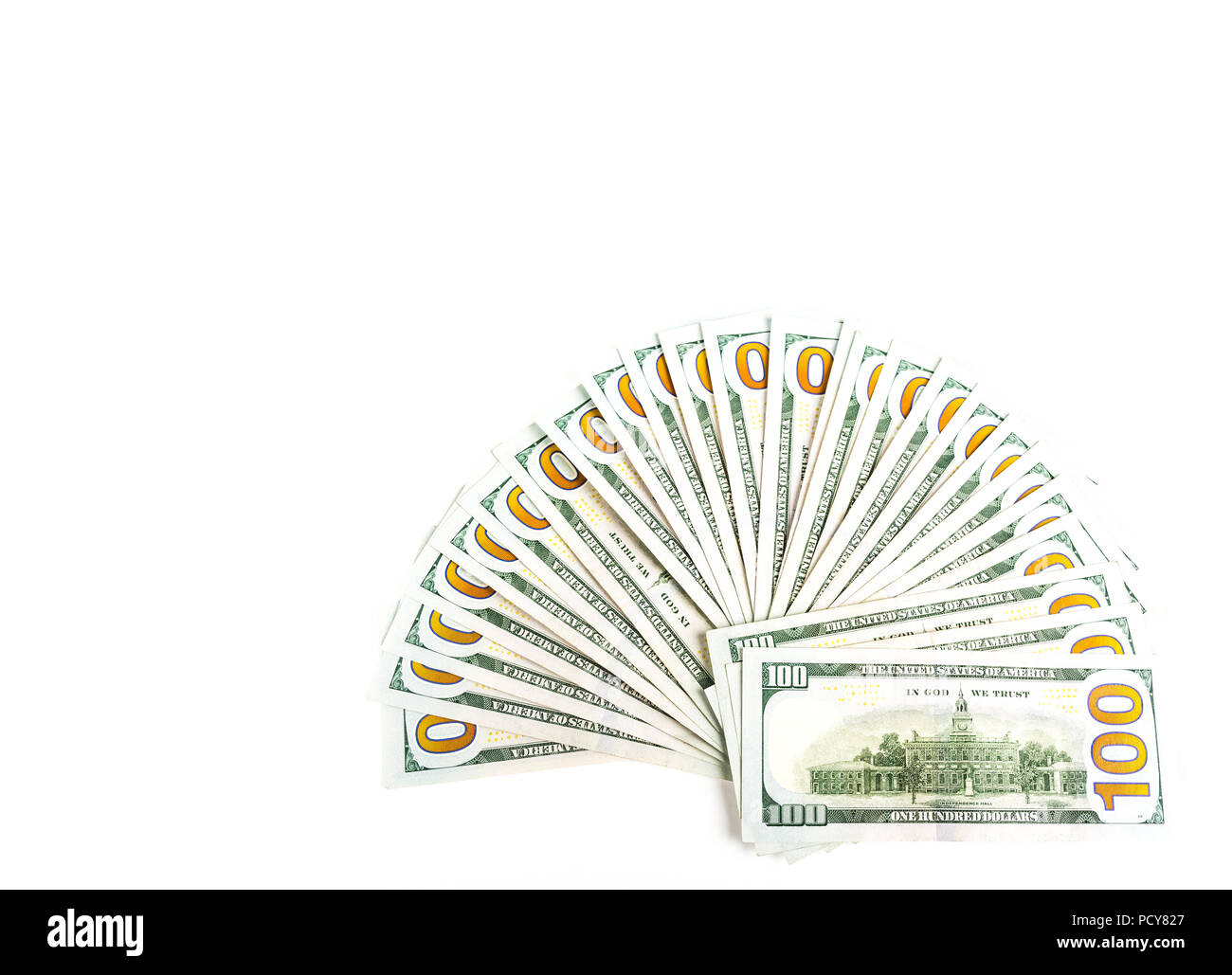 Geld, vertikaler amerikanischen Hundert-Euro-Scheine auf weißem Hintergrund als weitverbreitete Handfächer sortiert isoliert. Kopieren Sie Platz. Stockfoto
