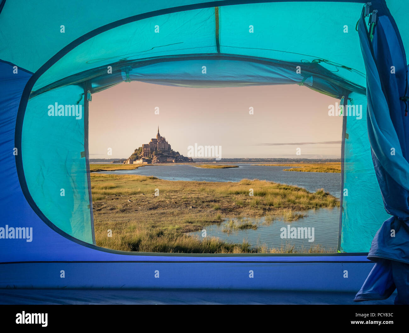 Mont Saint-Michel in der frühen Morgensonne wie aus einem Zelt gesehen Stockfoto