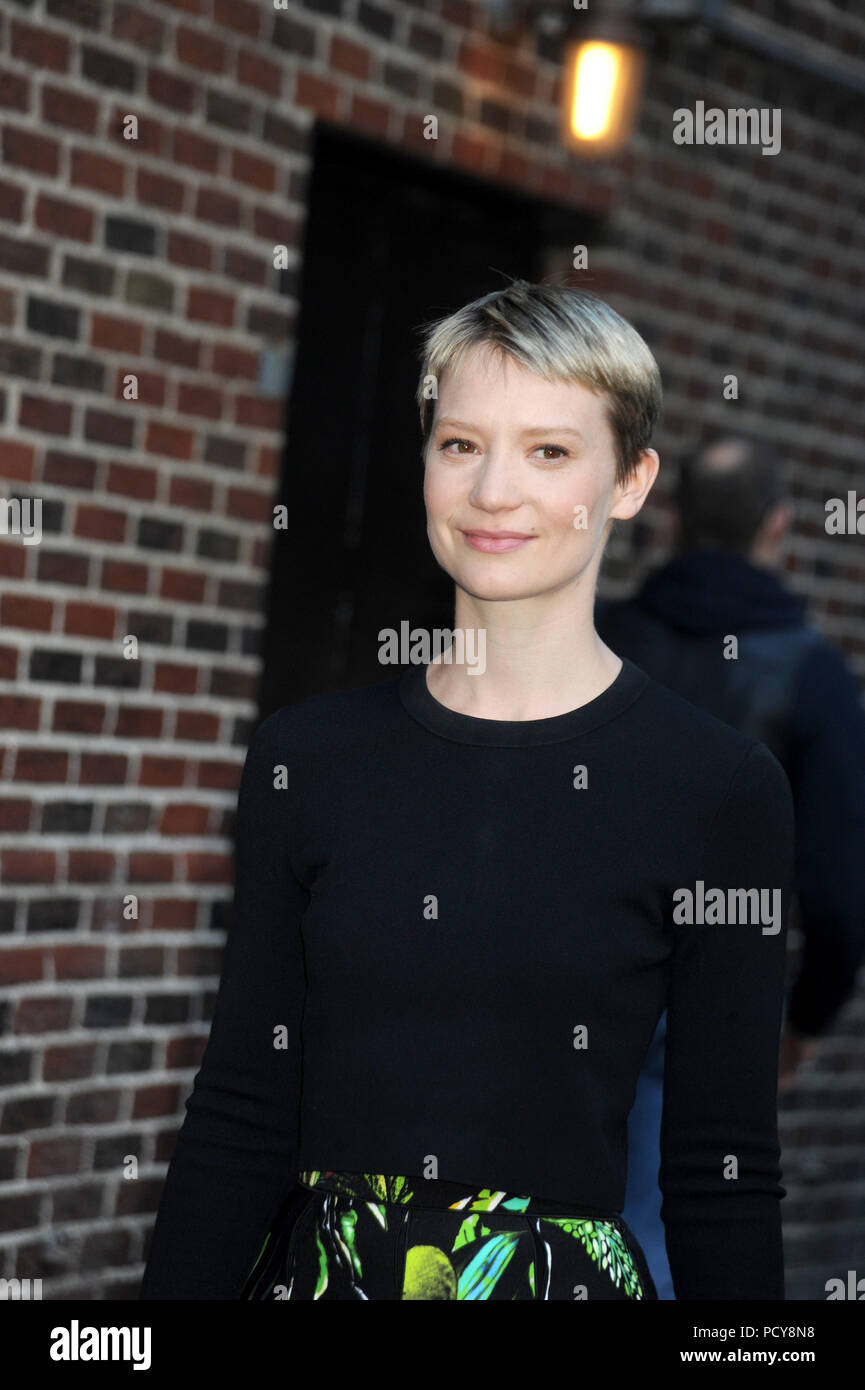 NEW YORK, NY - 16. Oktober: Mia Wasikowska kommt, um "Das späte Erscheinen mit Stephen Colbert" in der Ed Sullivan Theater am 16. Oktober 2015 in New York City. Personen: Mia Wasikowska Stockfoto